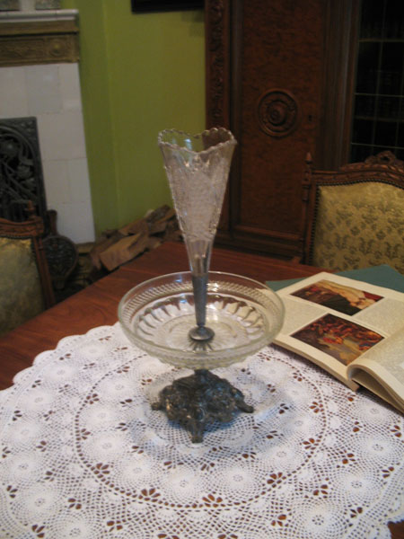 Музей Альтес Хаус - Гостиная - Кружевная скатерть, хрустальная ваза