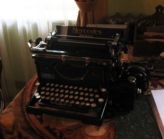 Музей Альтес Хаус - Гостиная - Пишущая машинка Мерседес