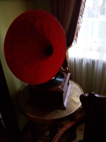 Музей Альтес Хаус - Гостиная - Патефон с красной трубой
