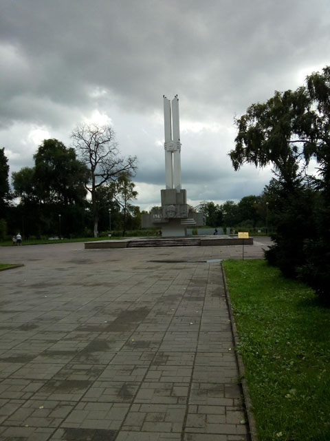 Южный парк. Памятник комсомольцам