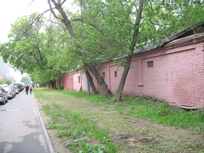 Розовый забор вдоль Преображенского вала - он же стена сгоревших мастерских