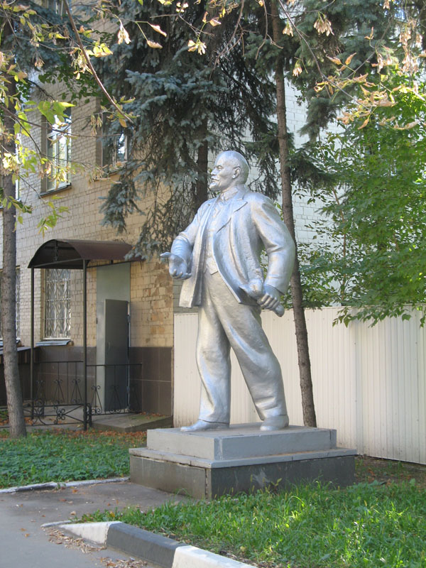 Памятник Ленину в Москве на улице Буракова